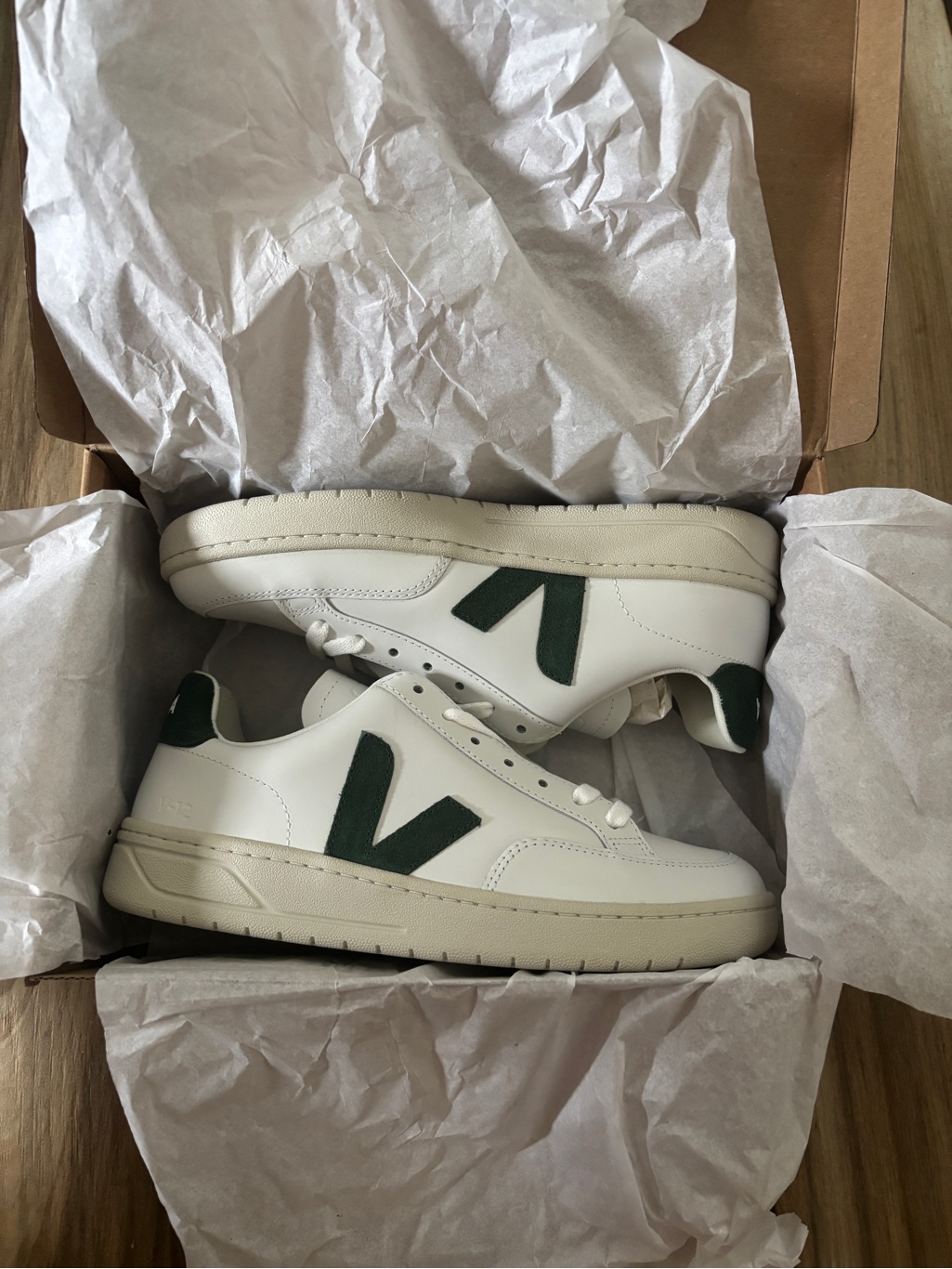 Veja Menâs White Leather Sneakers With Dark Green V Logo
